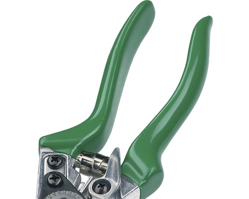 Närbild av en trädgårdssax med handtag