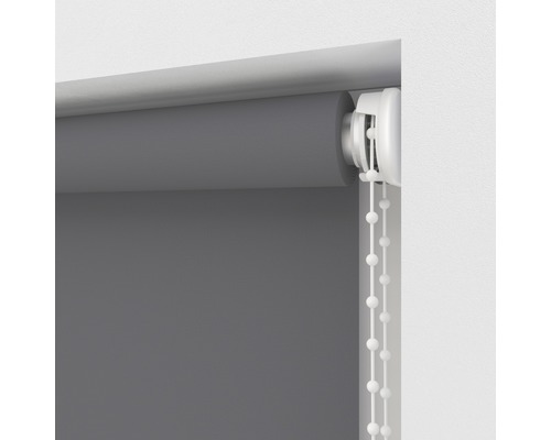 Grå rullgardin med kedjedrag för fönsterdekoration