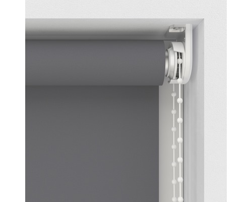 Grå rullgardin med kedja för fönsterdekoration