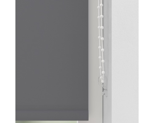 Grå rullgardin med kedjedrag vid fönstret