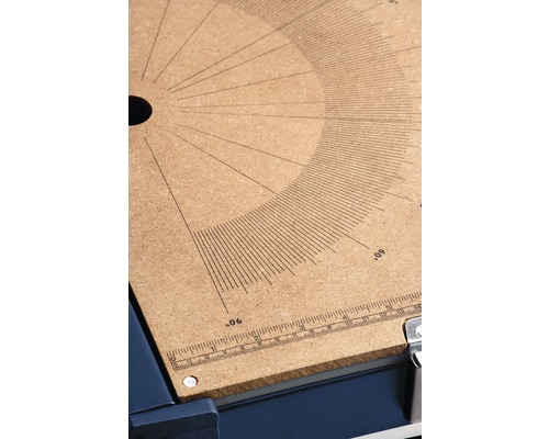 Detaljvy av en bordsåg med vinkelindikering och styrskena