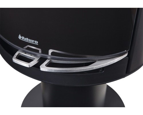 Detaljvy av en svart Aduro vedeldad kamin med silverfärgade handtag