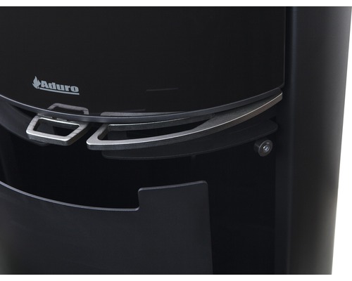 Detaljvy av en svart Aduro vedspis med handtag