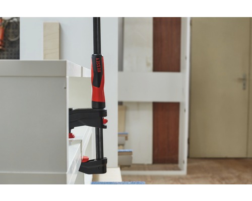 BESSEY Logo, skruvtvinge fixerar arbetsstycke