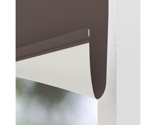 Närbild av en brun rullgardin för fönsterdekoration och avskildhet