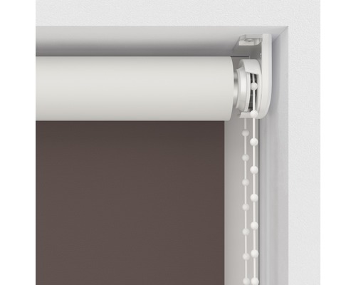 Rullgardin med kedjedrag vid fönstret