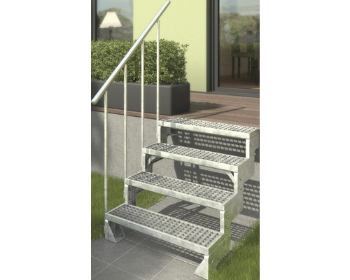 Metalltrappa med tre steg och räcke utomhus