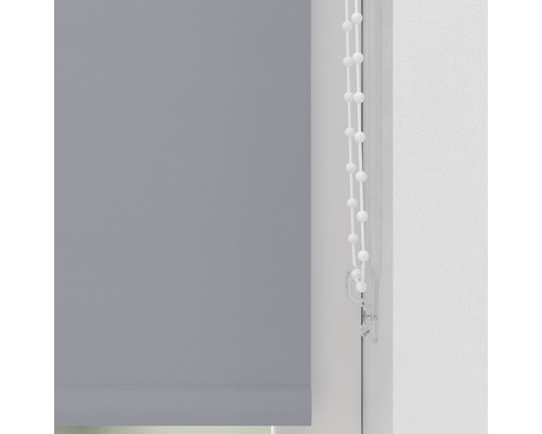 Grå rullgardin med manöverkedja