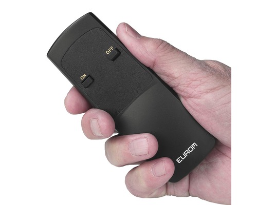 En hand håller en svart fjärrkontroll med på och av knapp, Eurom logotyp