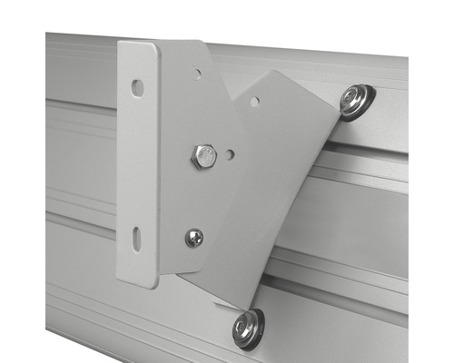 Detaljbild av ett fäste med skruvar på en metallskena