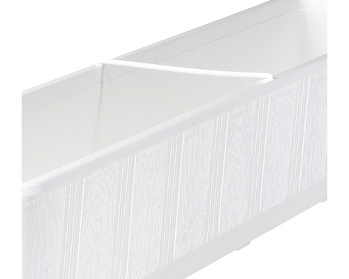 Närbild av en vit blomlåda med avdelare