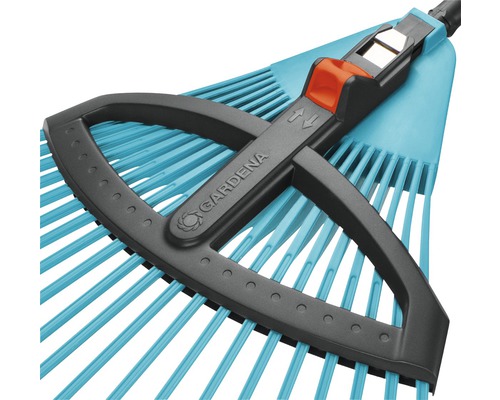 Gardena räfsa för att samla löv och trädgårdsavfall