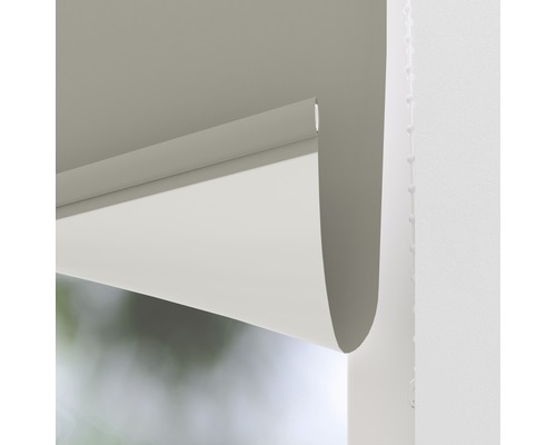 Detaljvy av en rullgardin på ett fönster