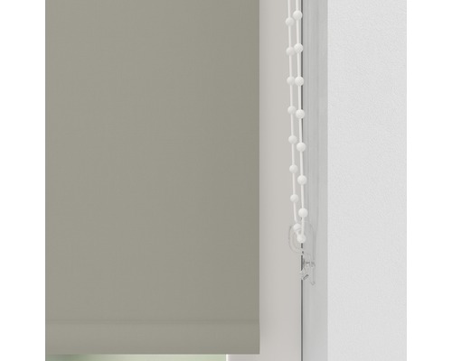 Rullgardin med manöverkedja vid fönstret