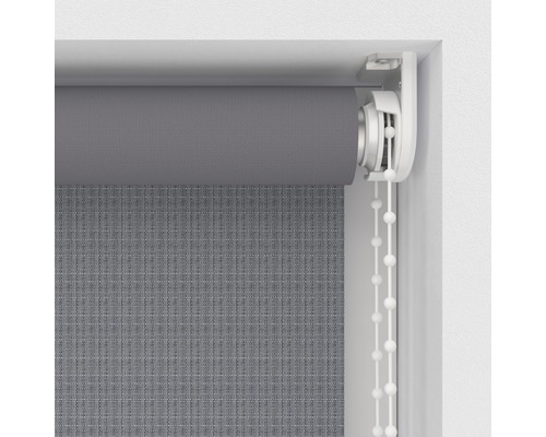 Grå textilrullgardin med kedjedrag på fönstret