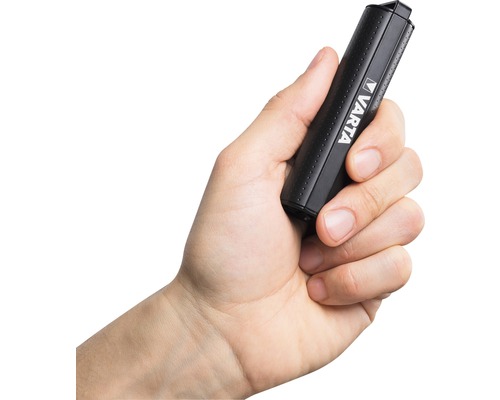 En hand håller en Varta laddadapter för pennbatterier.