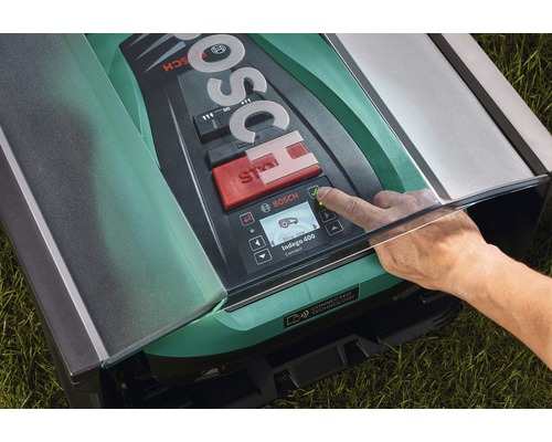 Bosch-logotyp på en robotgräsklippare med en hand som trycker på en knapp