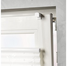 Detaljvy av en vit persienn på fönstret