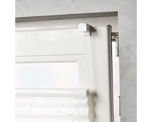 Detaljvy av en vit persienn på fönstret