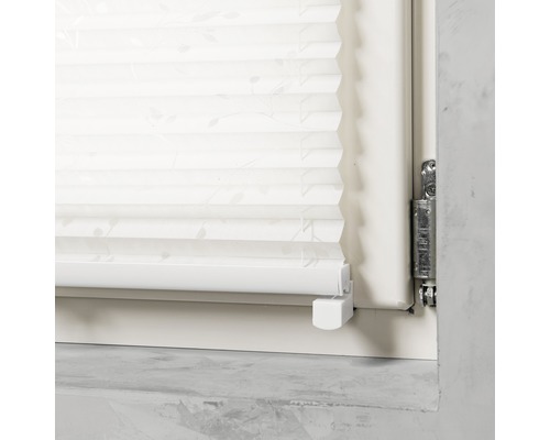 Detaljvy av en plisségardin på fönstret