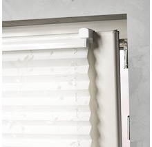 Plisségardin med blommönster på fönstret