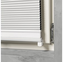 Plisségardin vid fönstret