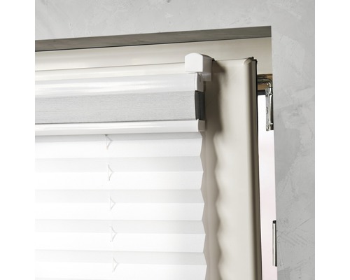 Närbild av ett monterat plissésystem för fönsterdekoration