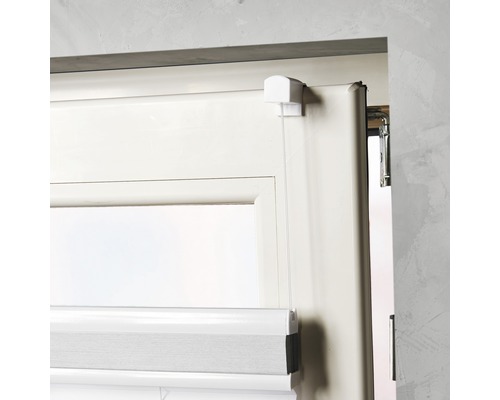 Detaljvy av en rullgardin på en fönsterram.