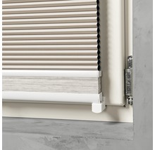 Detaljbild av en plisségardin på ett fönster.