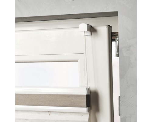 Detaljvy av en duorollgardin på ett fönster