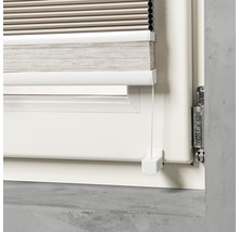 Fönster med monterad plisségardin