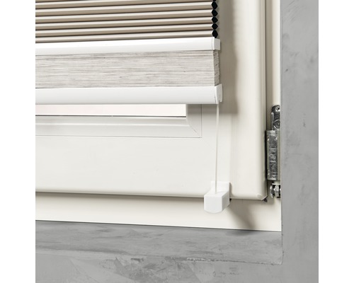 Fönster med monterad plisségardin