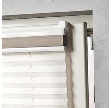 Detaljvy av en dubbel rullgardin på fönstret