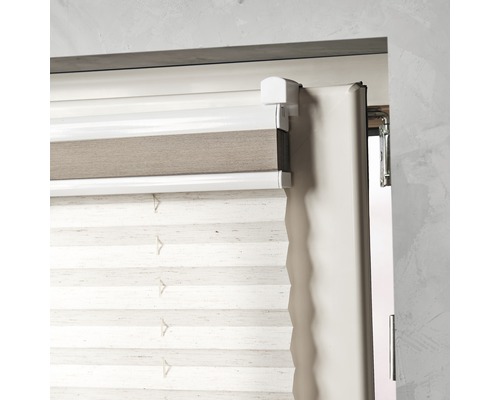 Detaljvy av en dubbel rullgardin på fönstret