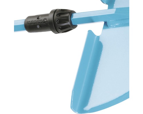 Detaljvy av en spade med Gardena logotyp på handtagsanslutningen.