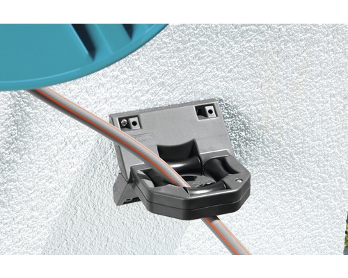 Trädgårdsslanghållare på en vägg med en trädgårdsslang