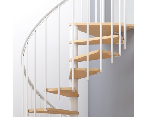 Spiraltrappa med trätrappsteg och vitt räcke