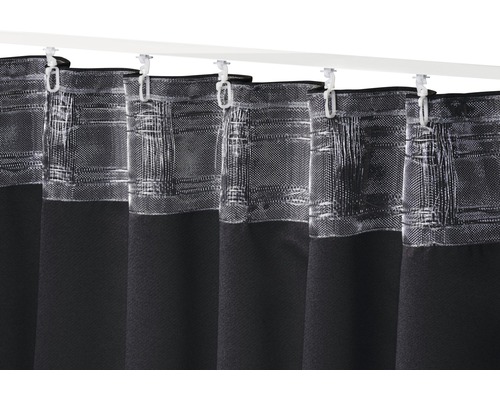 Dekorativa sjalar med mönster upphängda på gardinstång