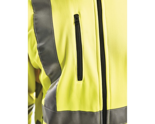 Närbild av en varseljacka med dragkedjor och reflexband.