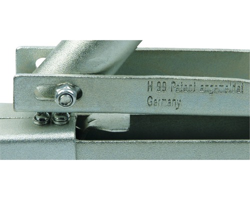 Detaljbild av ett fäste med inskriptionen H 99 Patent angemeldet Germany