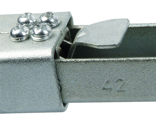 Detaljvy av ett silverfärgat metallbeslag med skruvar