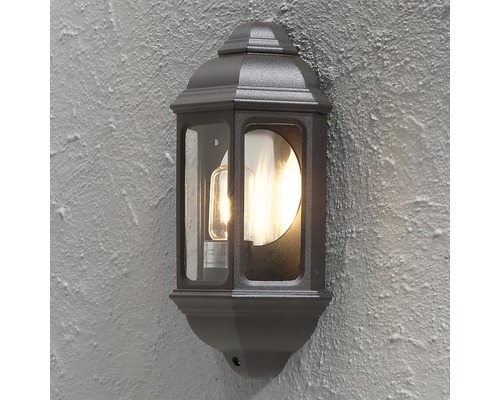 Vägglampa med glasinsats och lampa