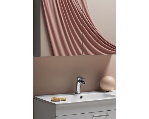 Badrumskommod med blandare och spegelskåp