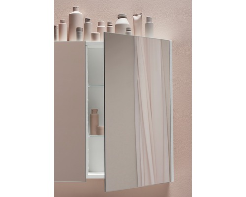 Öppet spegelskåp med glashyllor och kosmetiska produkter