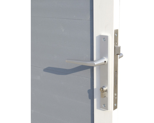 Detalj av trädgårdsdörr med silverfärgat dörrhandtag och lås