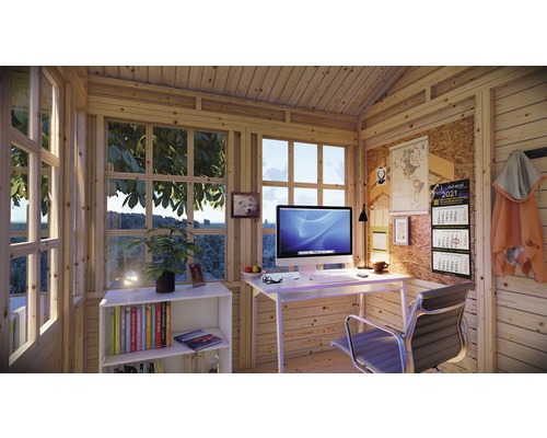 Träkontor med skrivbord, dator och kontorsmaterial i ett trädgårdshus.