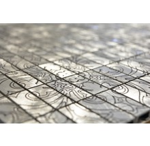 Närbild av silverfärgade mosaikplattor med mönster