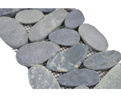 Mosaikmatta med grå stenar