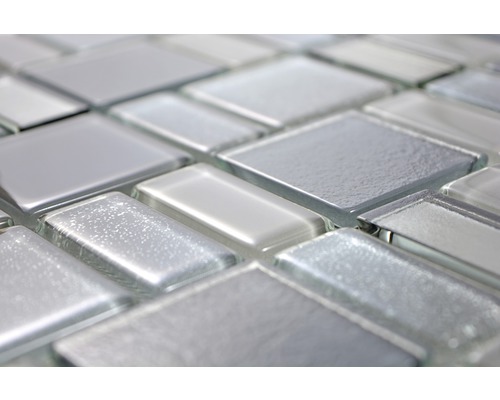 Närbild av glasmosaikplattor