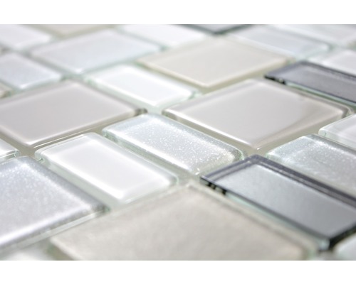 Närbild av glasmosaikplattor